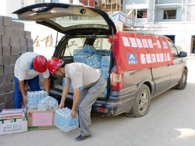 高溫慰問到一線，酷暑清涼舒人心